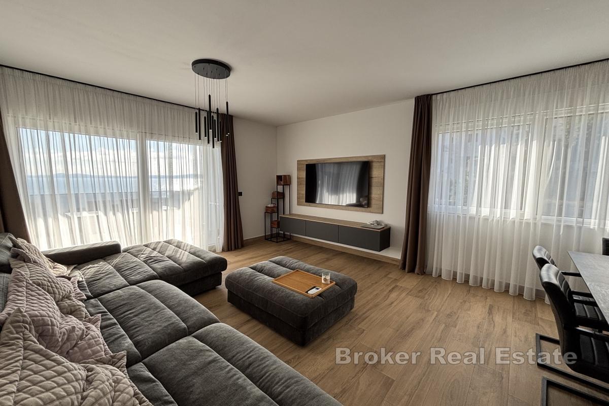 Luksusowy apartament typu penthouse z basenem i widokiem na morze