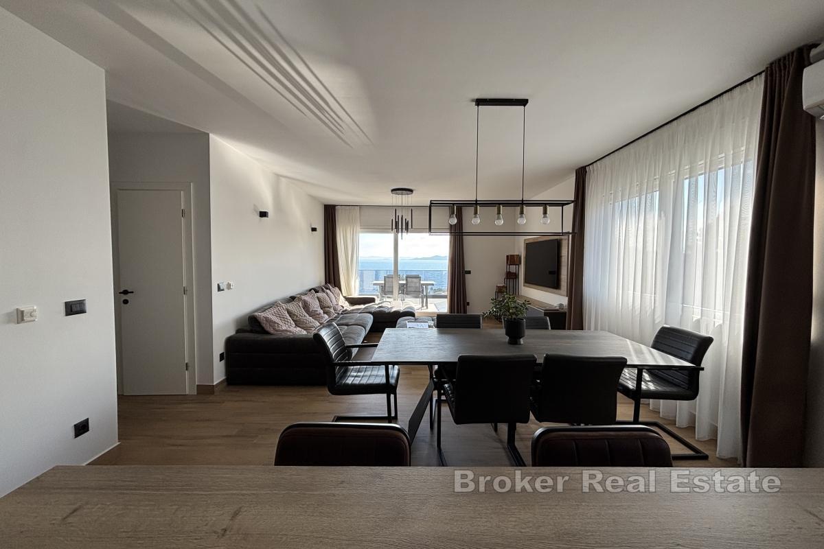Luksusowy apartament typu penthouse z basenem i widokiem na morze