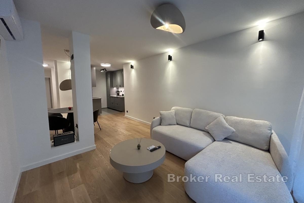 Moderne Wohnung mit Garten und Kamin