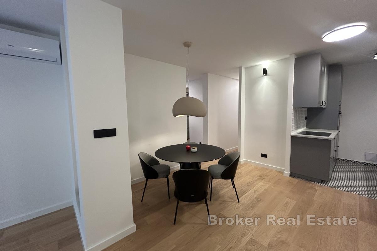 Moderne Wohnung mit Garten und Kamin