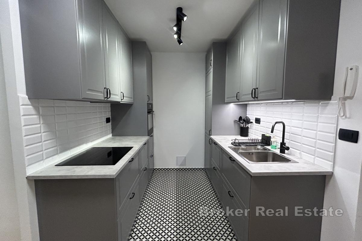 Moderne Wohnung mit Garten und Kamin