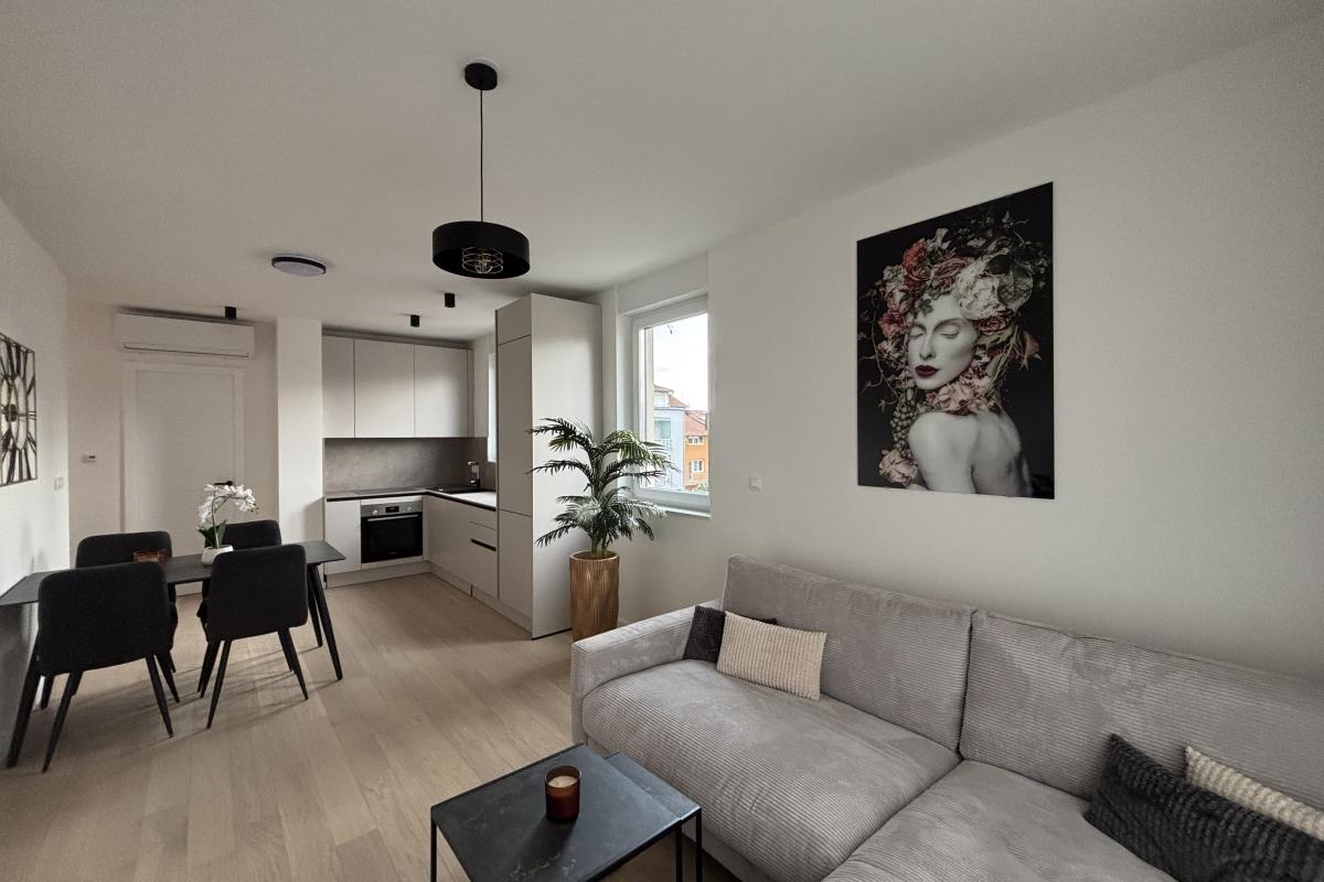 Moderno appartamento con due camere da letto in un nuovo edificio con parcheggio