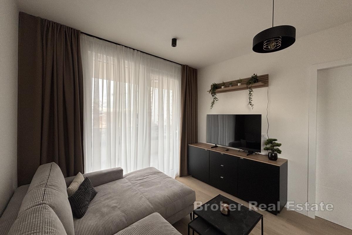 Moderno appartamento con due camere da letto in un nuovo edificio con parcheggio