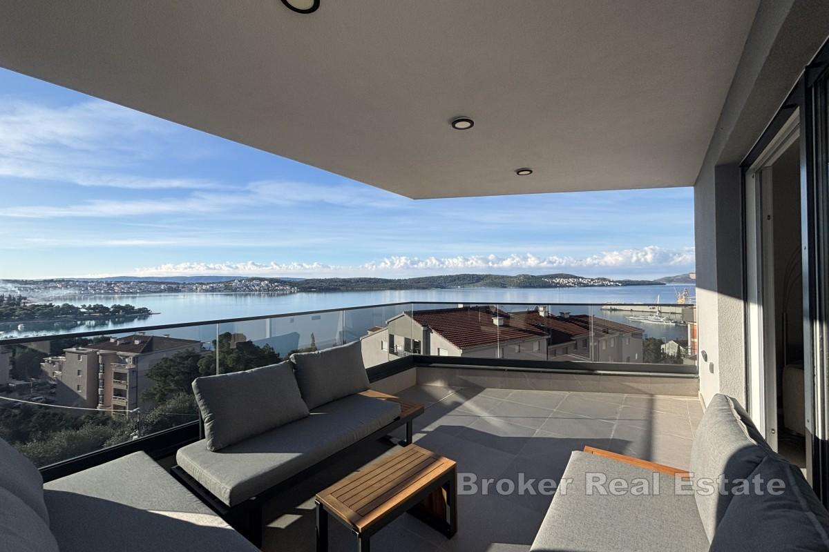 Attico moderno con terrazza panoramica e vista mare panoramica