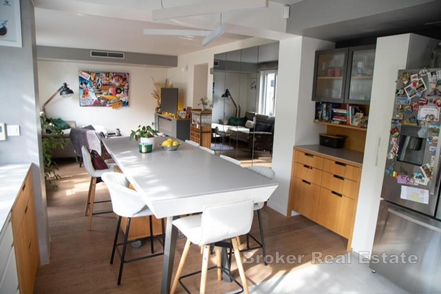 Exklusive Erdgeschosswohnung mit Garten, Pool und Garage in Marjan – absolute Privatsphäre