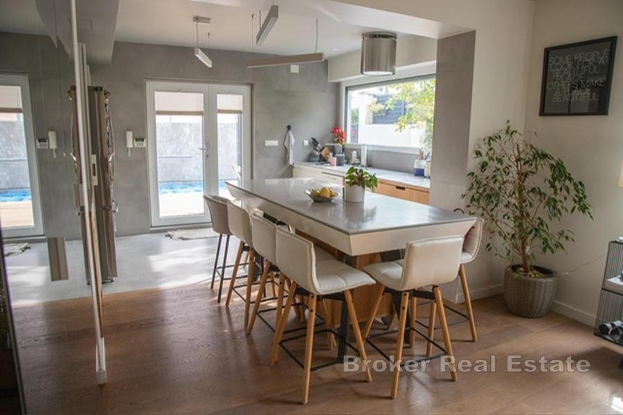 Exklusive Erdgeschosswohnung mit Garten, Pool und Garage in Marjan – absolute Privatsphäre