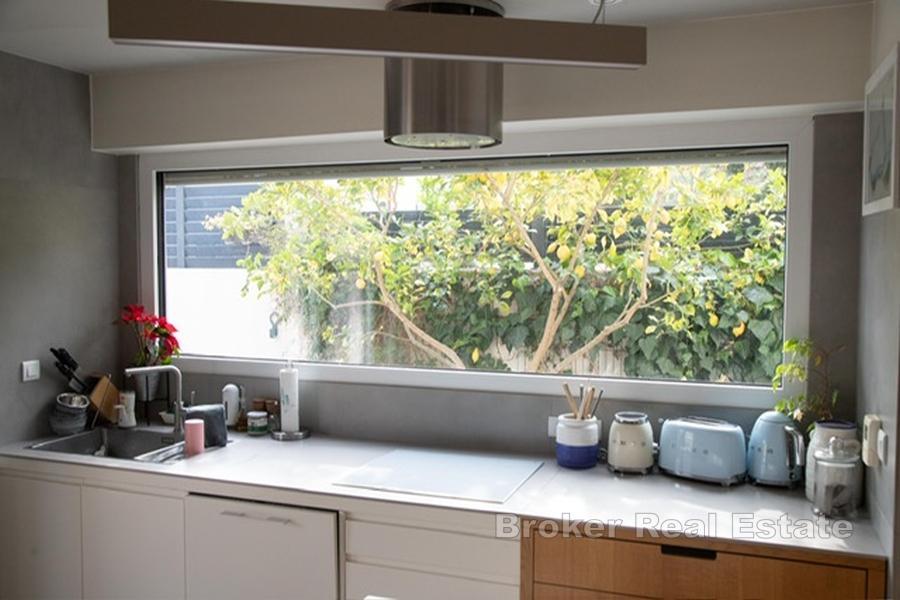 Exklusive Erdgeschosswohnung mit Garten, Pool und Garage in Marjan – absolute Privatsphäre