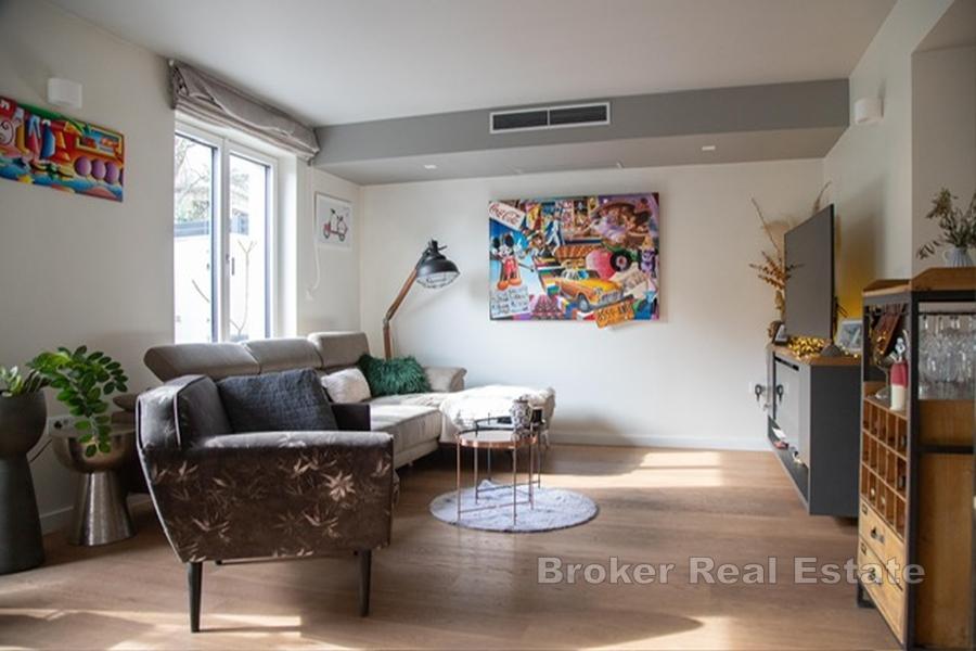 Exklusive Erdgeschosswohnung mit Garten, Pool und Garage in Marjan – absolute Privatsphäre