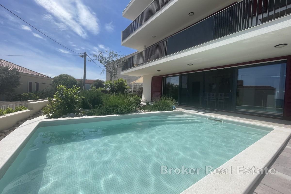 Moderne Wohnung mit Pool in Meeresnähe
