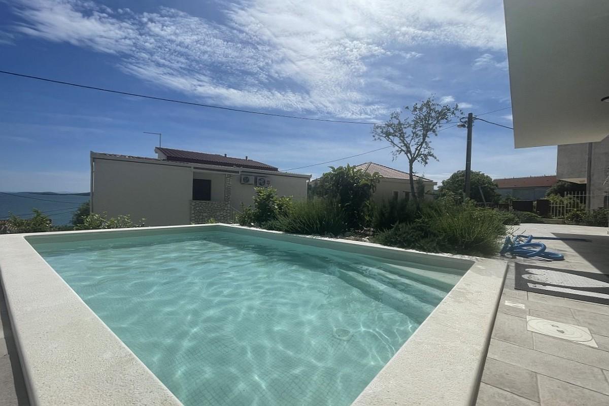 Moderne Wohnung mit Pool in Meeresnähe