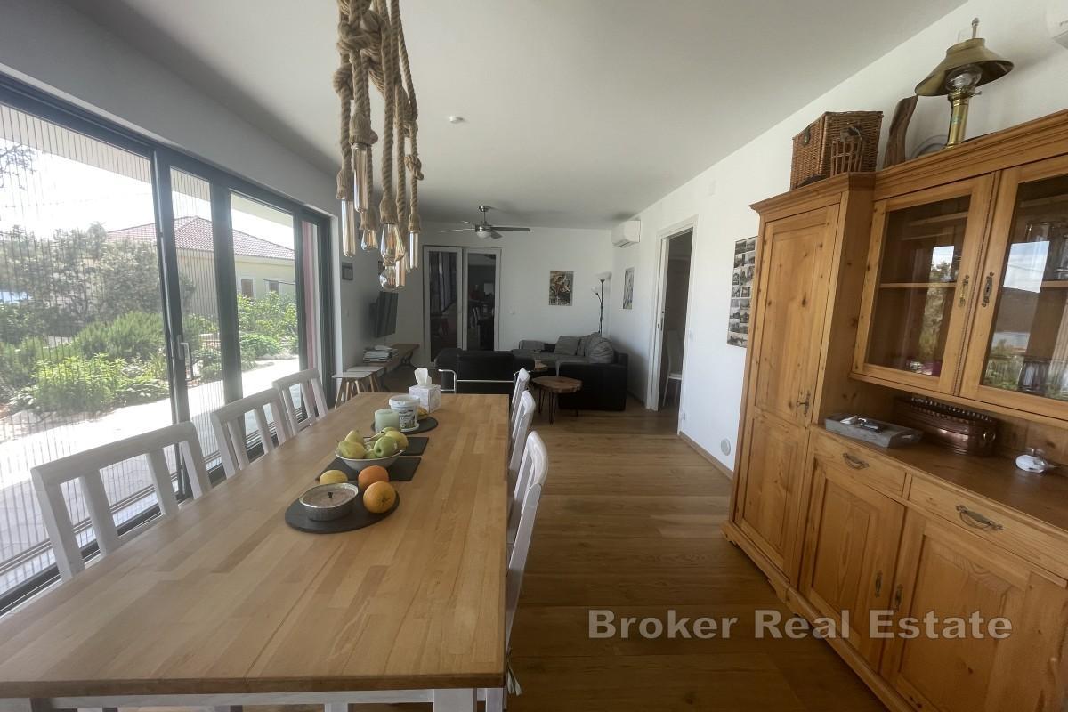 Moderne Wohnung mit Pool in Meeresnähe