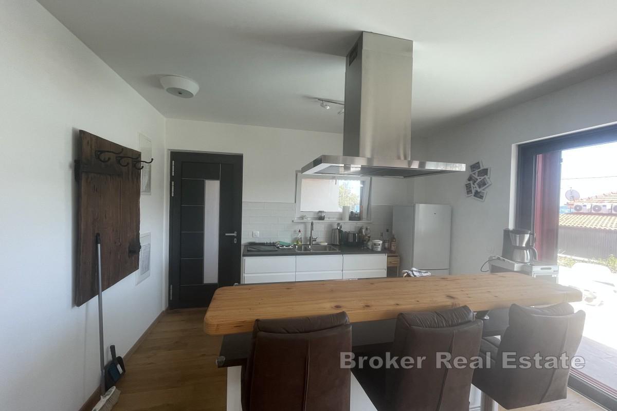 Moderne Wohnung mit Pool in Meeresnähe