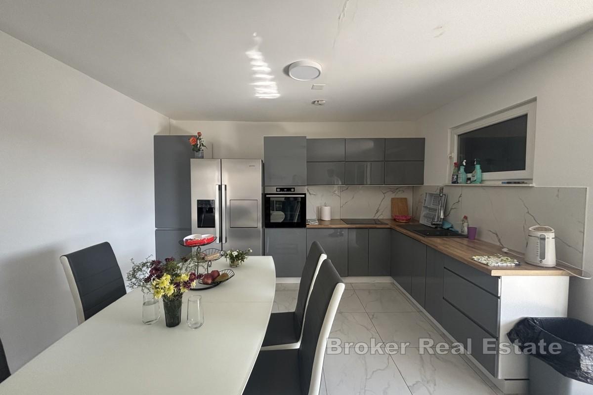 Modernes Familienhaus mit Pool