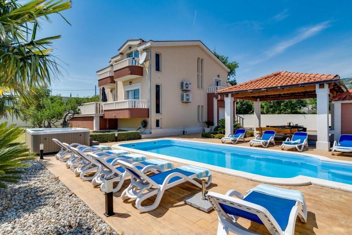 Vila s pogledom na more i bazenom