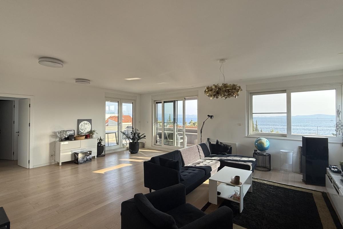 Moderan trosoban penthouse stan s garažom i pogledom na more