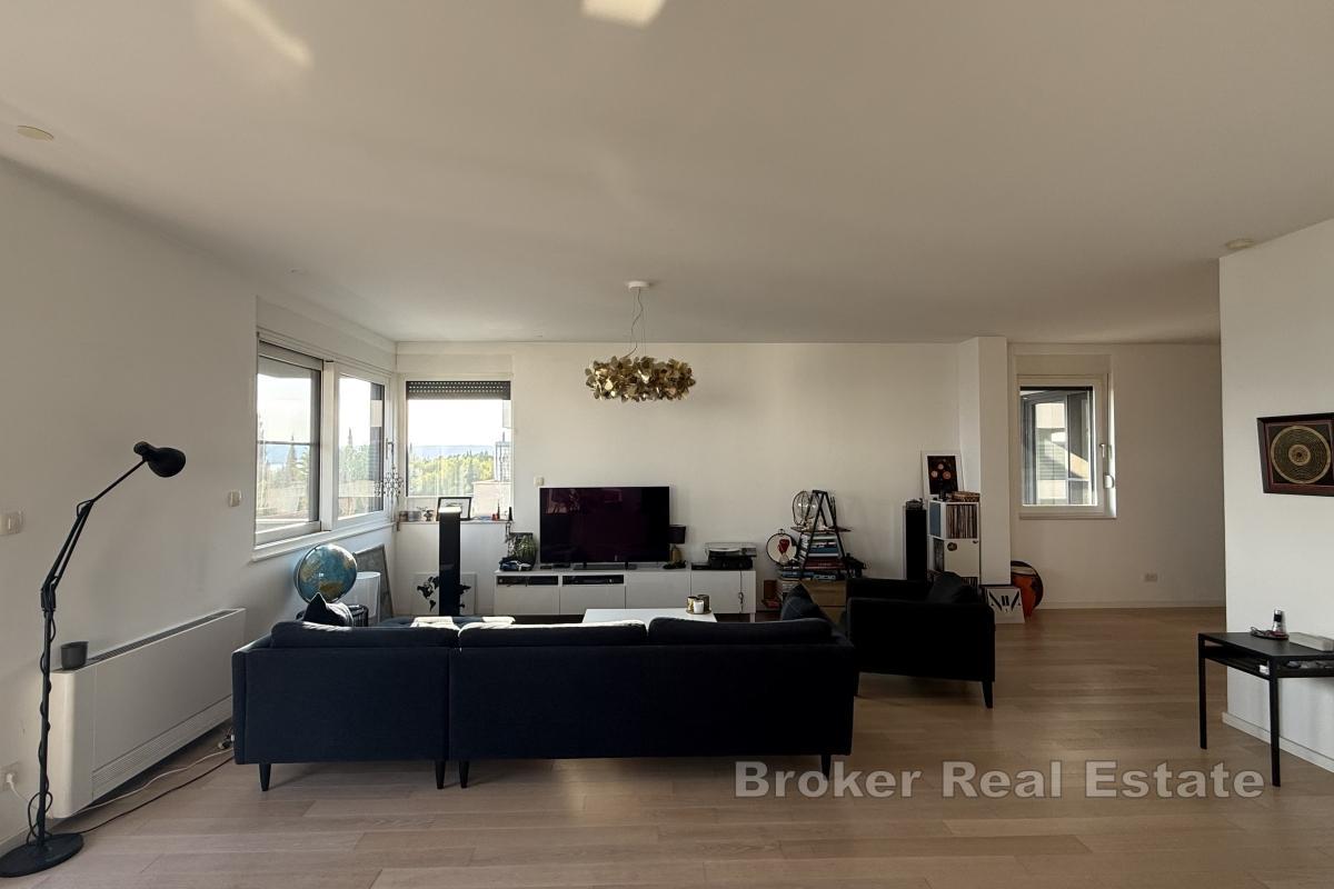 Moderan trosoban penthouse stan s garažom i pogledom na more