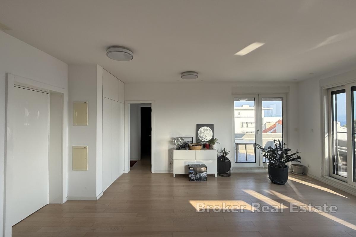 Moderan trosoban penthouse stan s garažom i pogledom na more