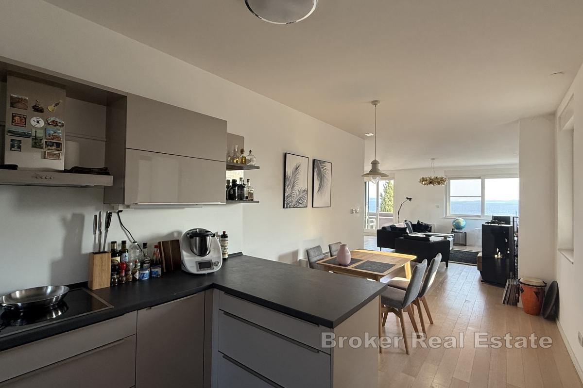 Moderan trosoban penthouse stan s garažom i pogledom na more