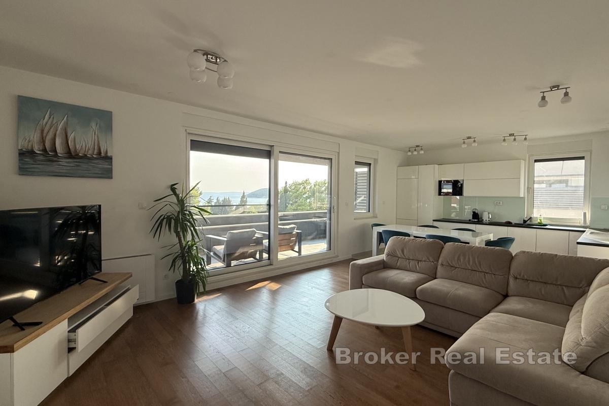Nowoczesny, trzypokojowy apartament typu penthouse z garażem i widokiem na morze