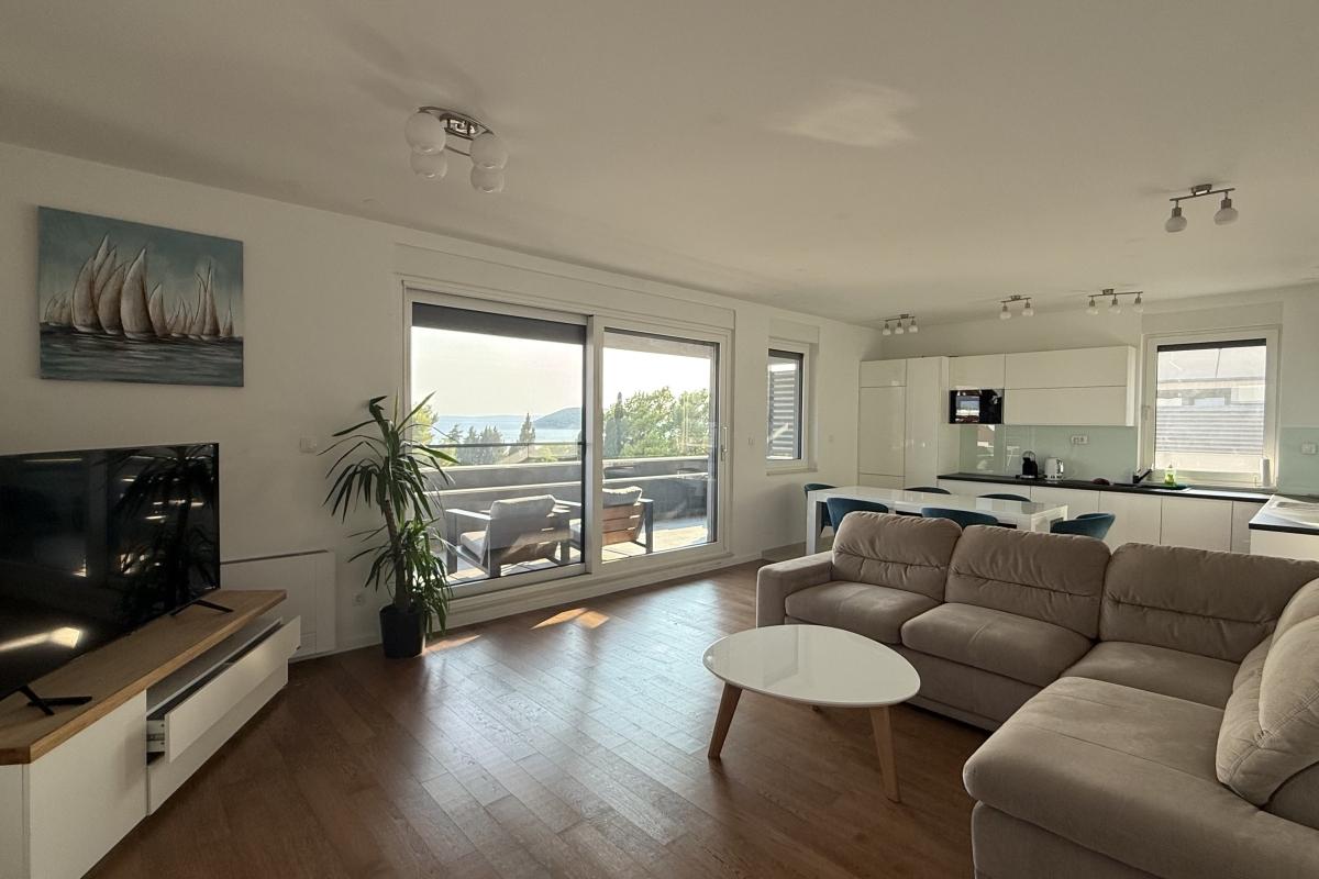 Nowoczesny, trzypokojowy apartament typu penthouse z garażem i widokiem na morze