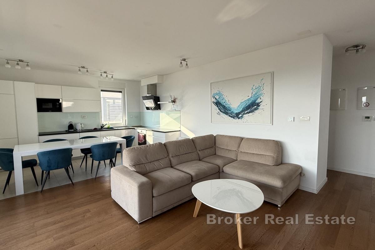 Nowoczesny, trzypokojowy apartament typu penthouse z garażem i widokiem na morze