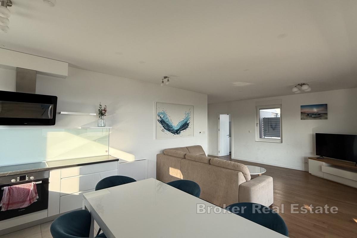 Nowoczesny, trzypokojowy apartament typu penthouse z garażem i widokiem na morze