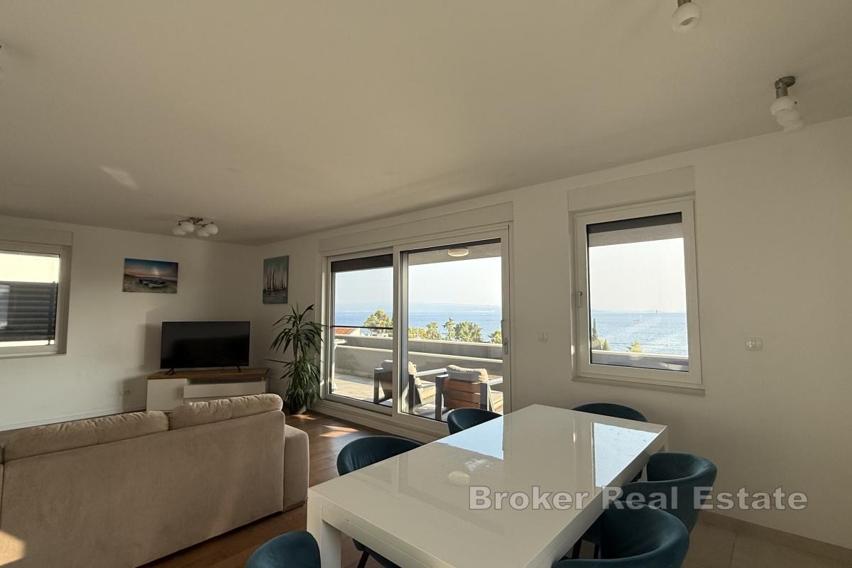 Nowoczesny, trzypokojowy apartament typu penthouse z garażem i widokiem na morze