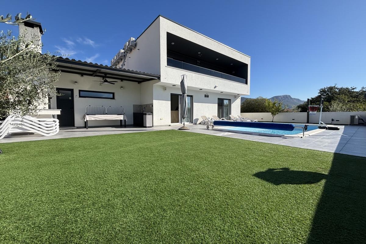 001-2035-420-Kastela-Modern-new-built-villa-with-a-pool-for-sale