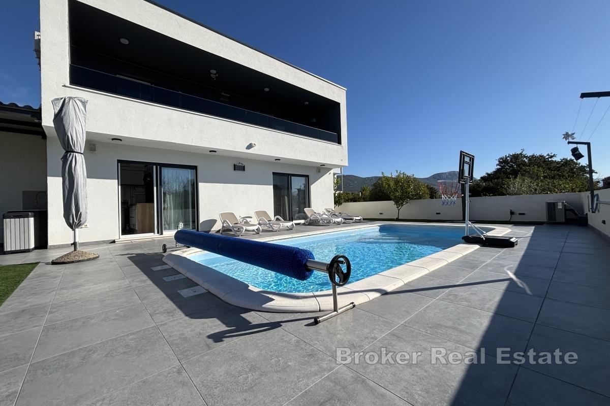 Villa i två plan med pool