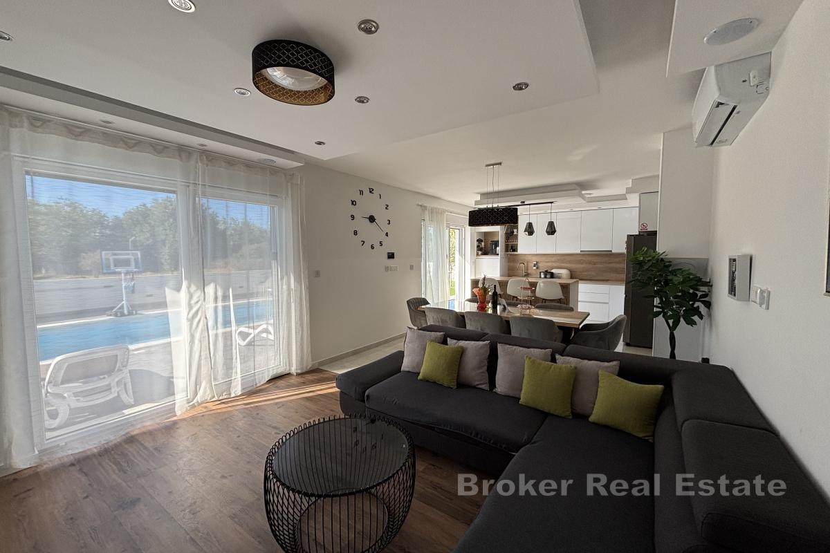 Villa i två plan med pool