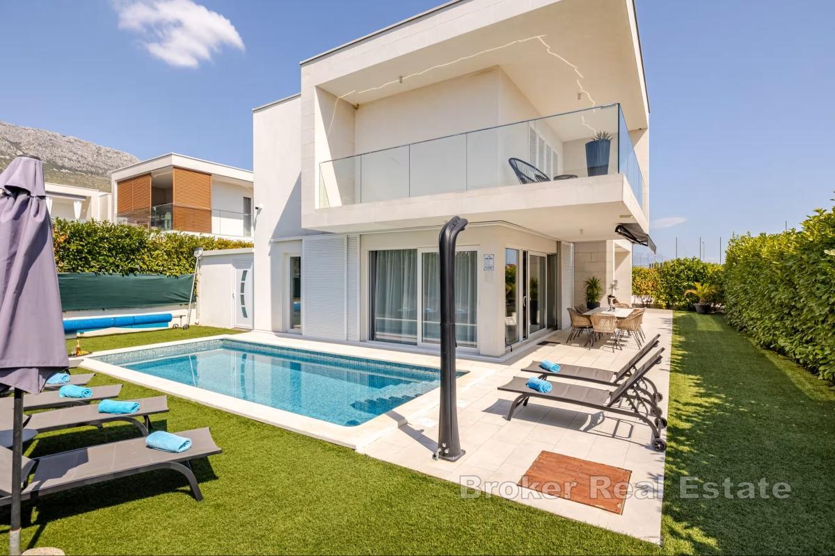 Dvoupatrová vila s bazénem
