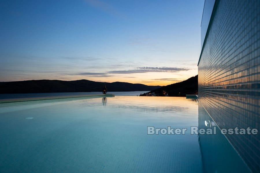 Moderne Villa mit offenem Meerblick