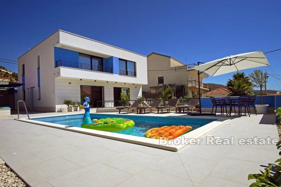 Bella villa con piscina e vista mare