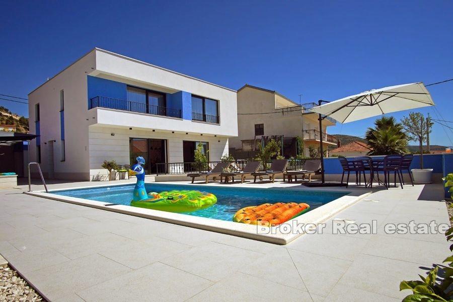 Bella villa con piscina e vista mare