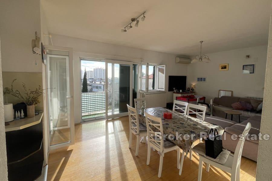 Confortable appartement de quatre pièces dans la maison
