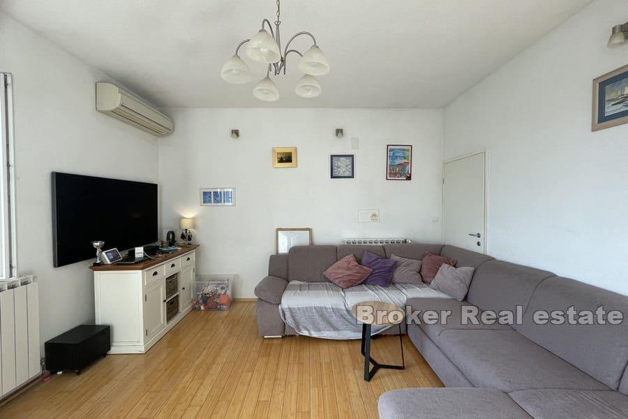 Confortable appartement de quatre pièces dans la maison