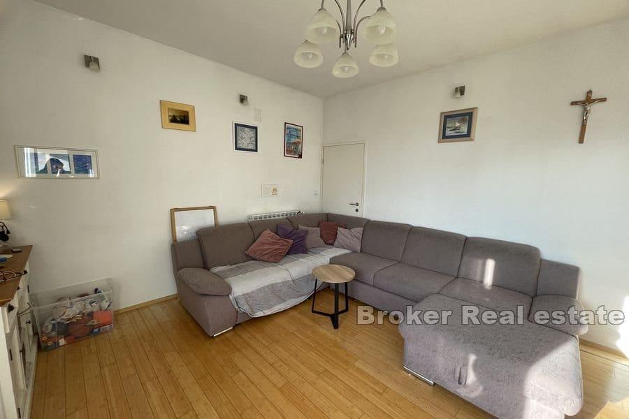 Confortable appartement de quatre pièces dans la maison