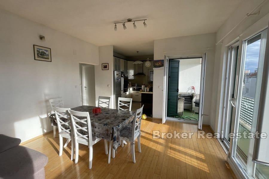 Confortable appartement de quatre pièces dans la maison