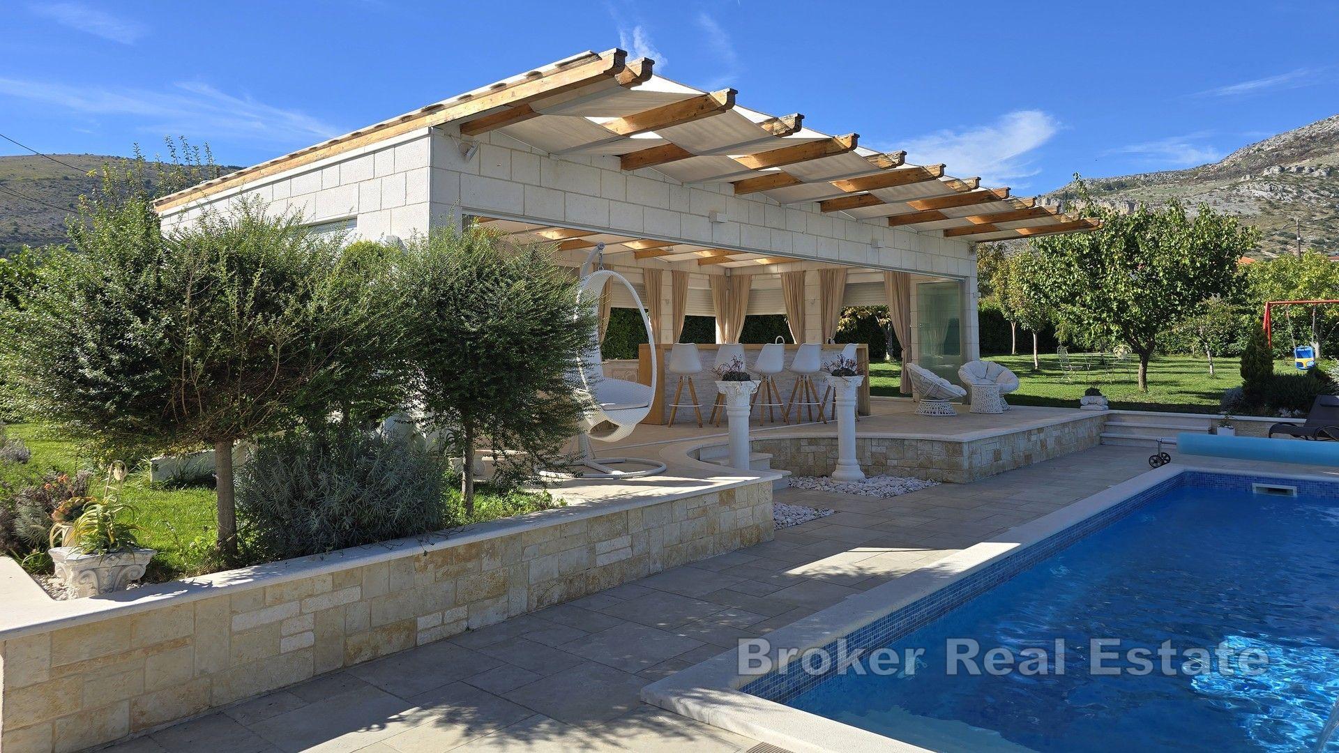 Maison de luxe en pierre dans une oasis de verdure