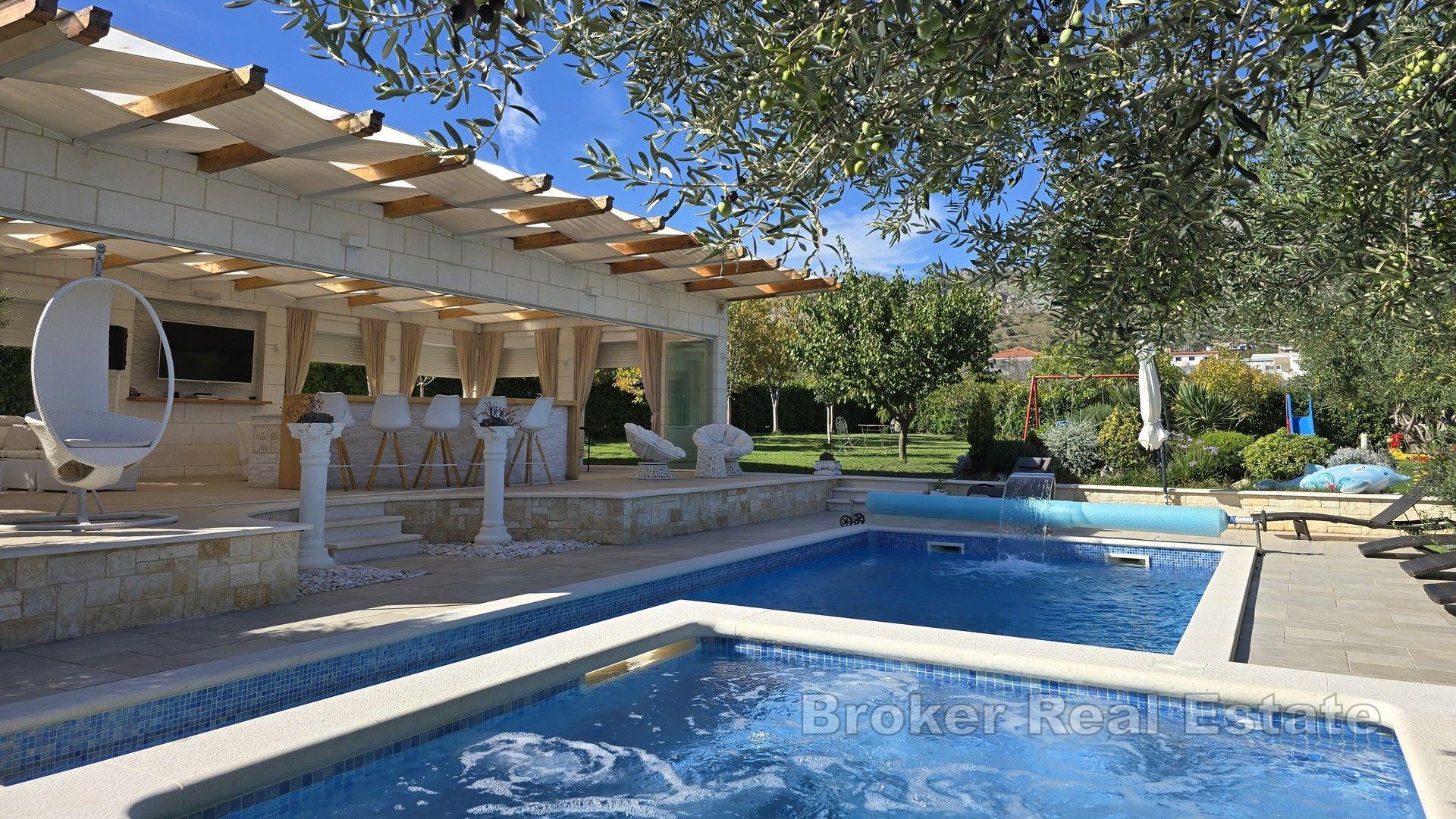 Maison de luxe en pierre dans une oasis de verdure