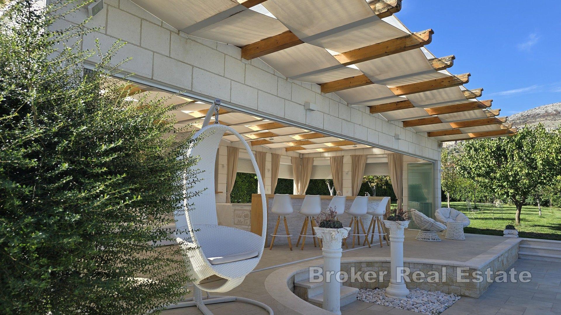 Maison de luxe en pierre dans une oasis de verdure