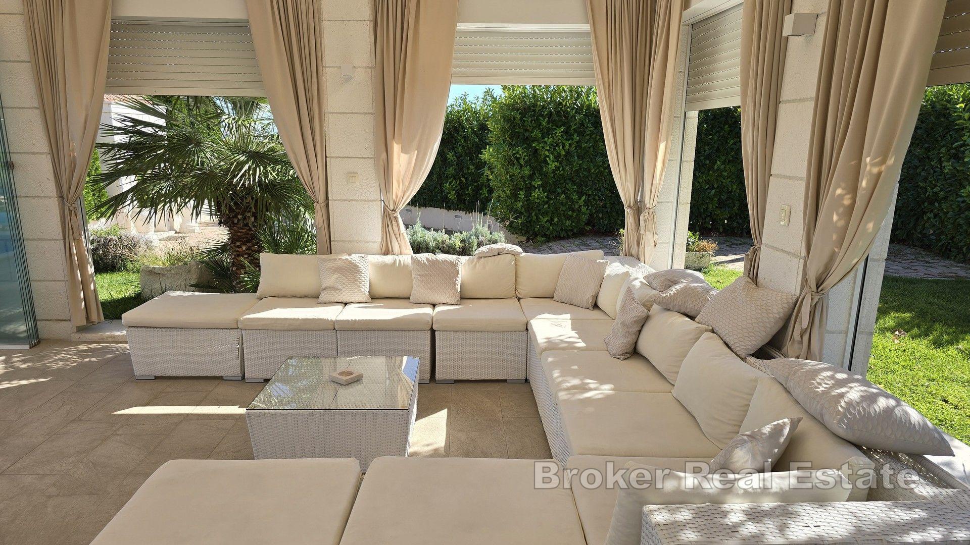 Maison de luxe en pierre dans une oasis de verdure