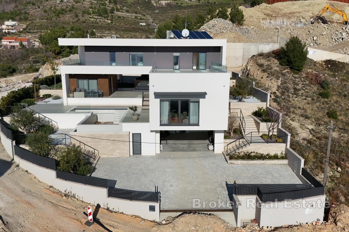 Moderne Villa mit Pool und Meerblick