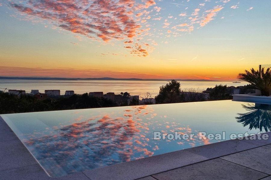 Eine schöne moderne Villa mit Meerblick