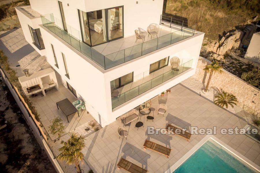 Eine schöne moderne Villa mit Meerblick