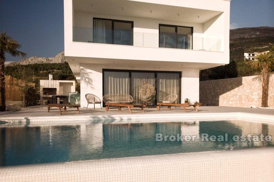 Eine schöne moderne Villa mit Meerblick