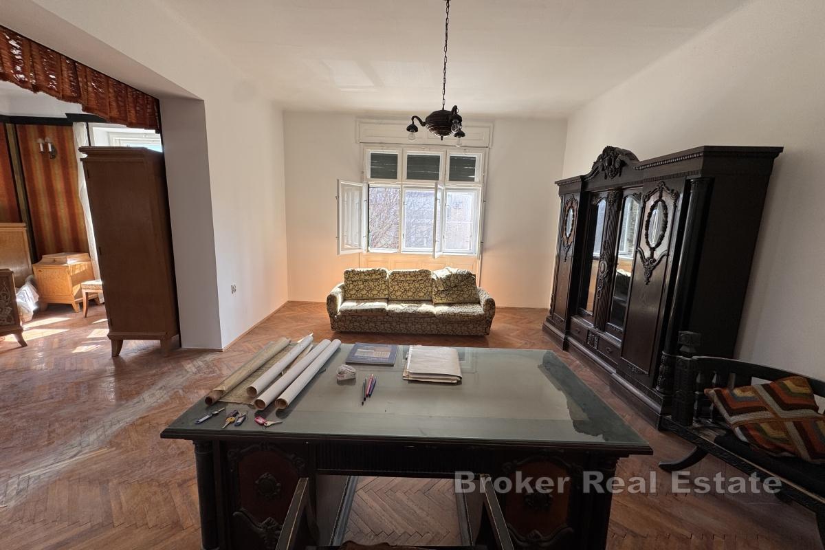 Appartement/espace commercial de cinq pièces dans un emplacement privilégié