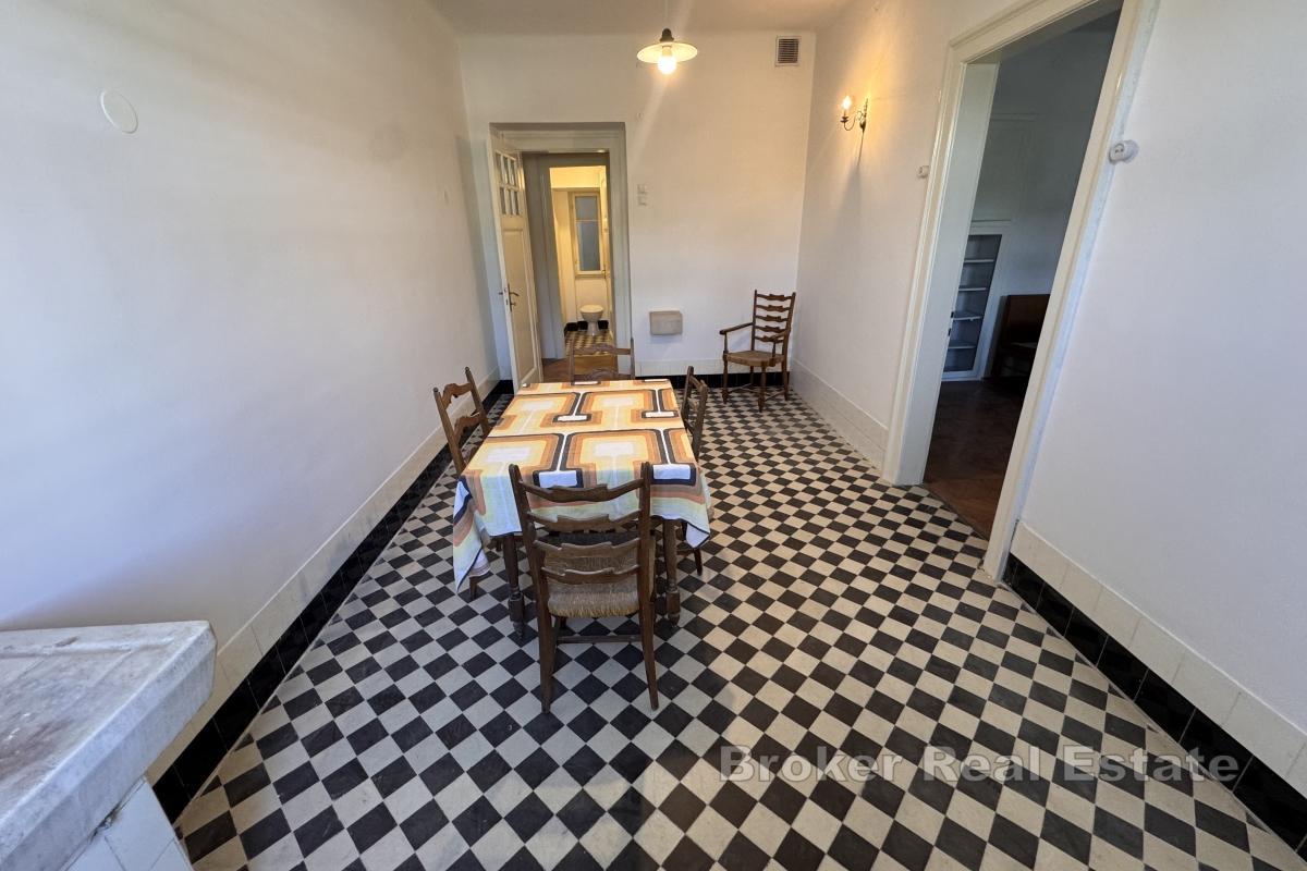 Appartement/espace commercial de cinq pièces dans un emplacement privilégié