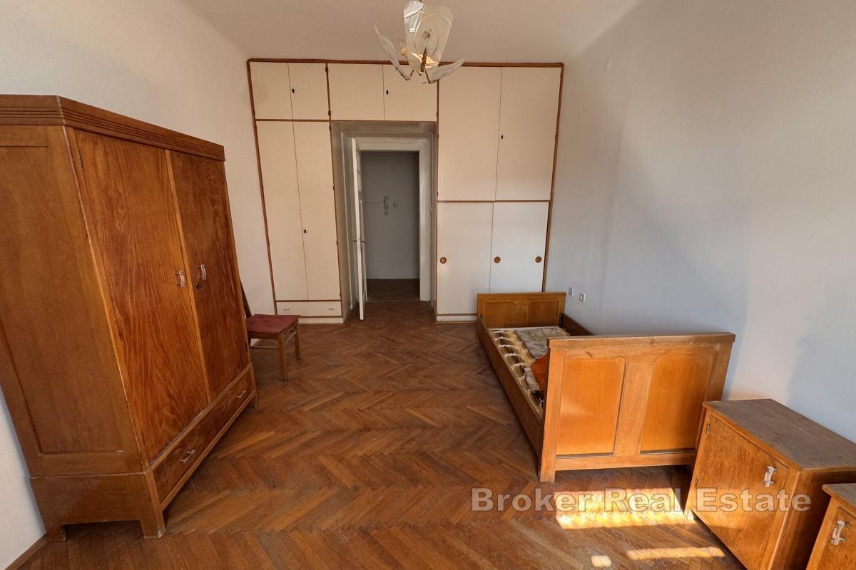 Appartement/espace commercial de cinq pièces dans un emplacement privilégié