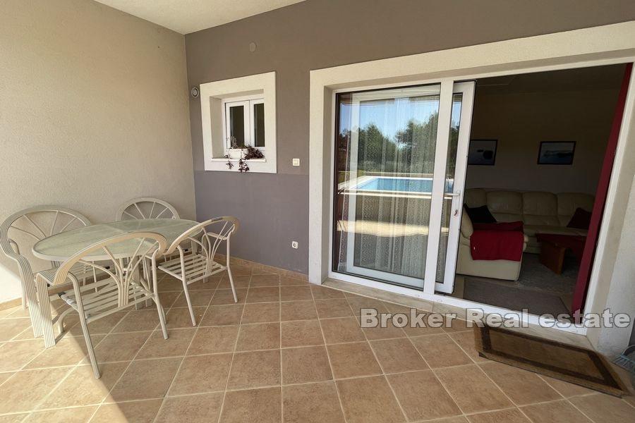 Appartamento con vista mare e piscina